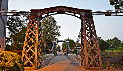 Zabytkowy most wiszący w Ozimku z 1827 roku